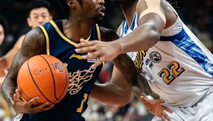 世界杯官方平台入口-萨林杰倒了，广东内线塌了，体系被迫重启|广东队|广东男篮|王少杰|篮板|杜锋_新浪体育_新浪新闻