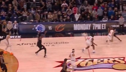 世界杯官方平台入口-致命失误立即摊手！恩比德不对眼前人犯规而举双手连走9步找裁判